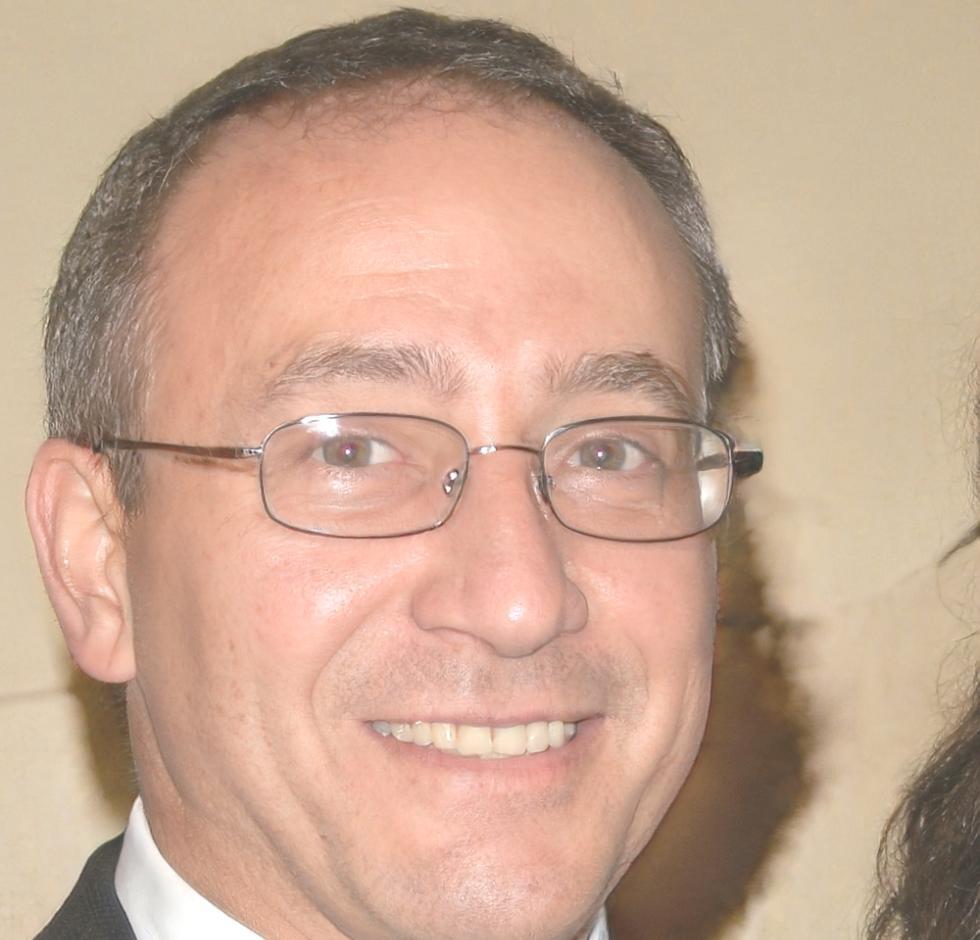 Perfil de instructor de concept art revisando trabajos de estudiantes