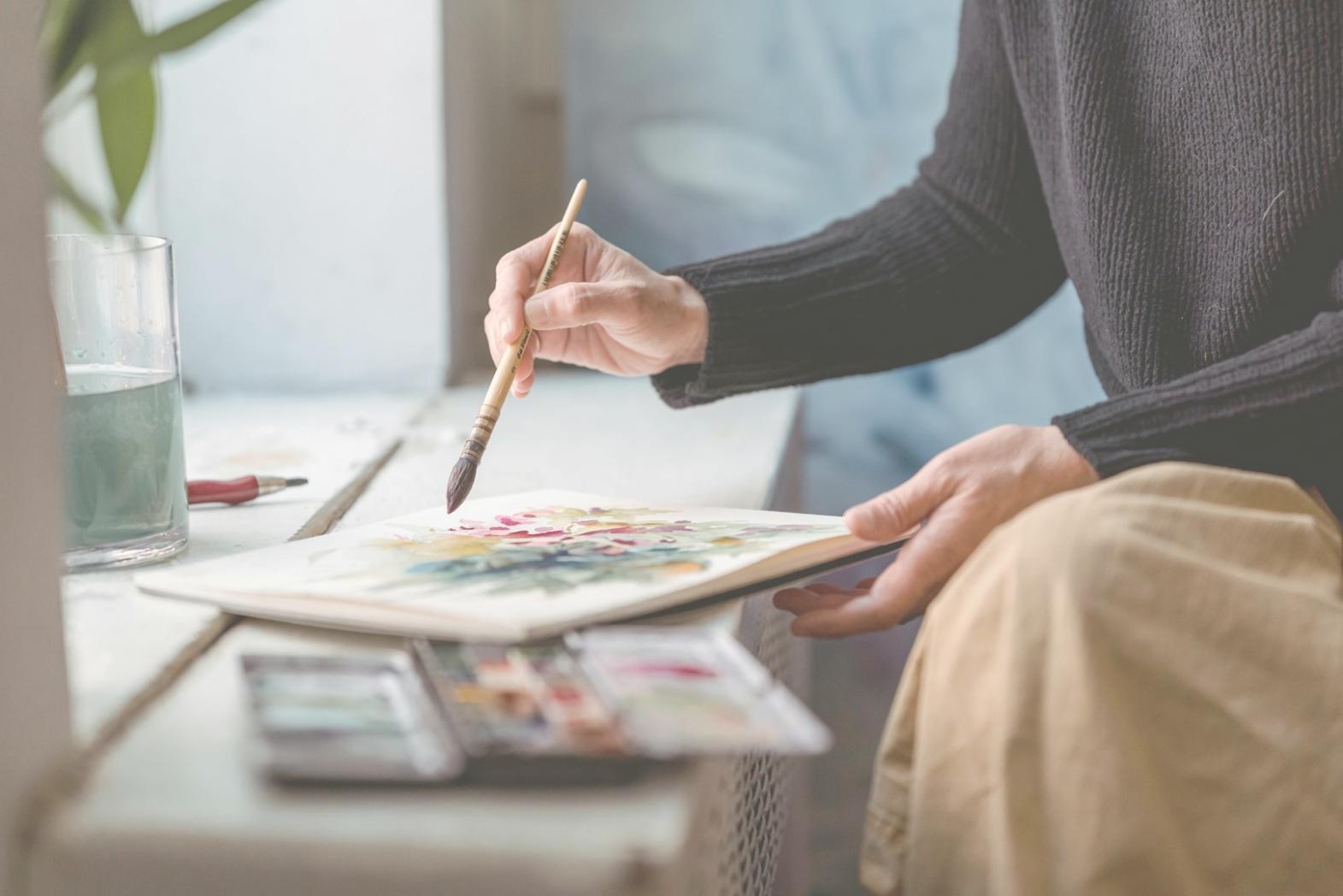Espacio de trabajo profesional con tabletas gráficas y monitores de diseño