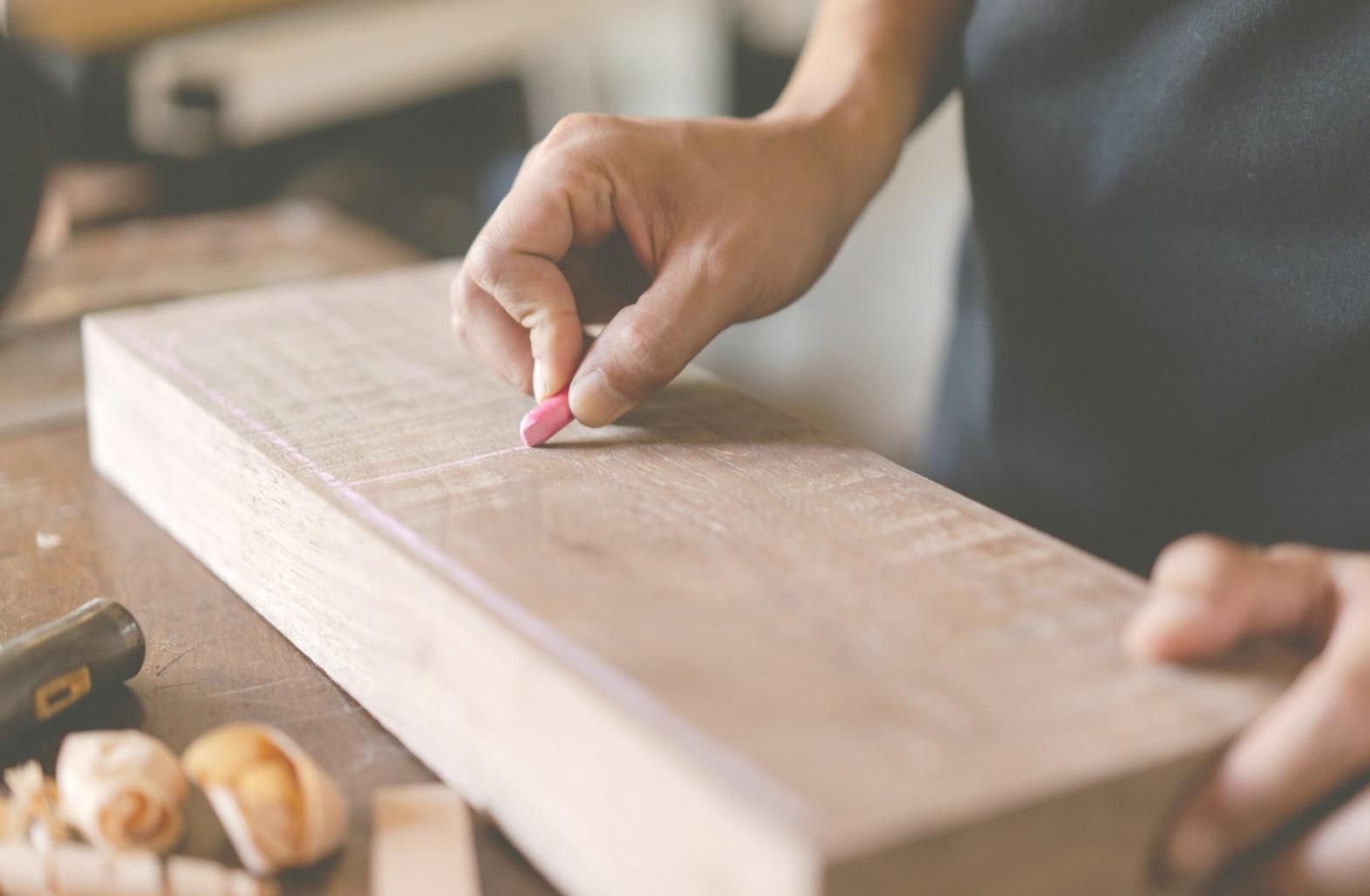 Proceso de creación de concept art mostrando bocetos iniciales y desarrollo