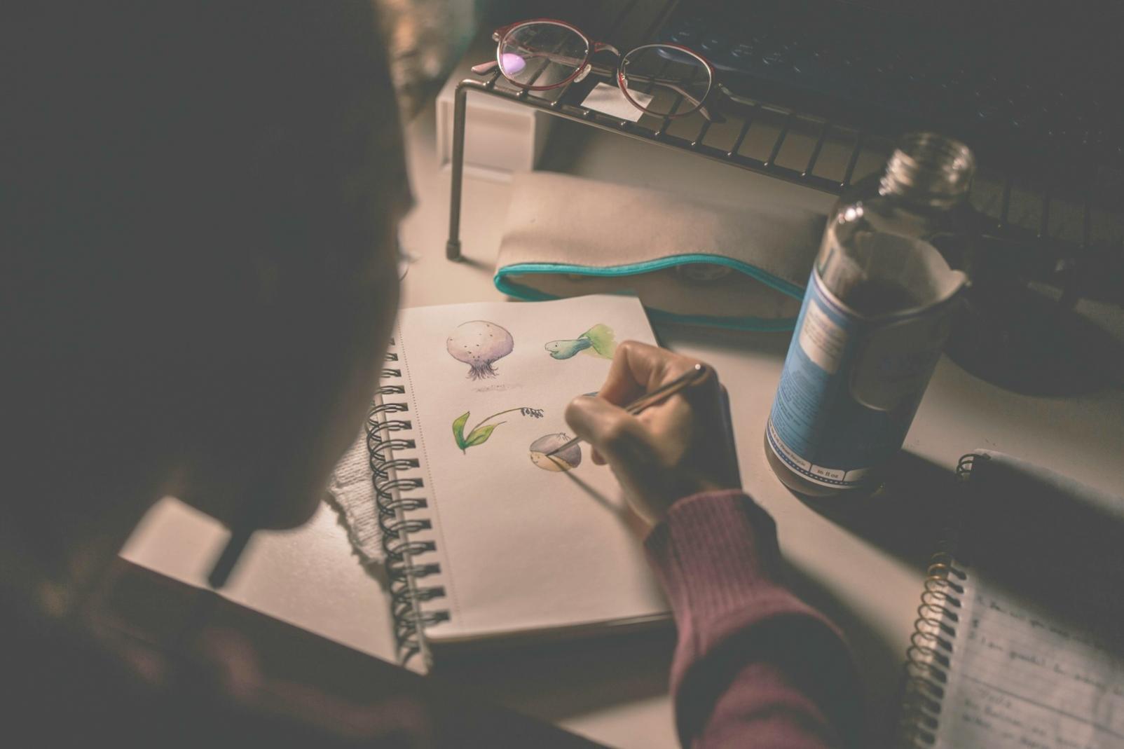 Estudio de concept art mostrando proceso de trabajo digital profesional